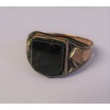 9ct gold blood stone signet ring, size R, total weight 3.2 g