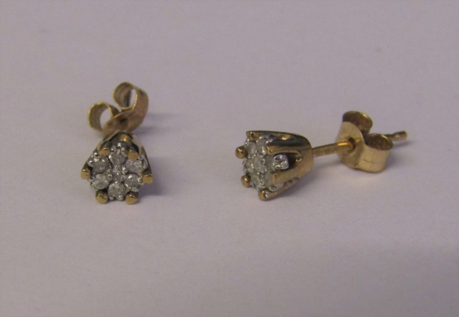 Pair of 9ct gold diamond cluster earrings D 4 mm weight 0.8 g - Image 2 of 2