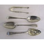 2x Georgian silver serving spoons & a berry spoon and a sugar bow - Weight 7.54ozt