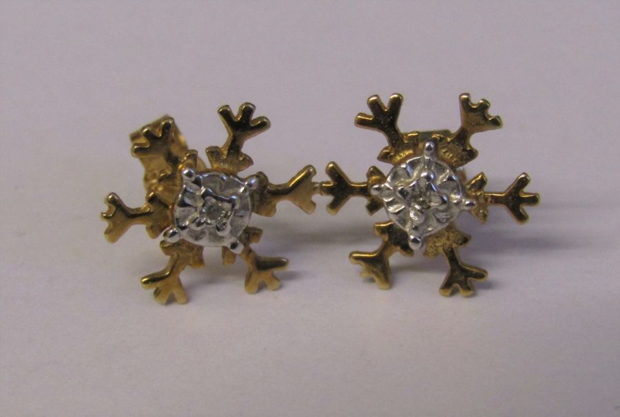 Pair of 9ct gold snowflake earrings with diamond accents, weight 0.8 g D 10 mm - Image 2 of 3