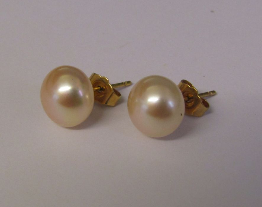 Pair of 9ct gold natural pearl set earrings D 9 mm - Image 2 of 2