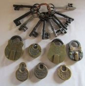 10 large Victorian / Edwardian keys on a bull ring 13-14 cm, 2 numbered Chubb padlocks H 11 cm (no