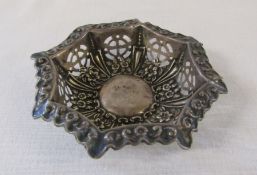 Victorian ornate silver bon bon dish London 1900 D 8.5 cm H 2 cm weight 0.59 ozt