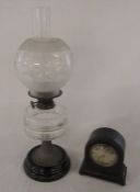 Paraffin lamp H 59 cm and a Franklin & Hare Ltd mantel clock H 18 cm