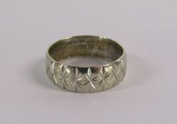 9ct white gold patterned band ring- Weight 2.6g - Size L