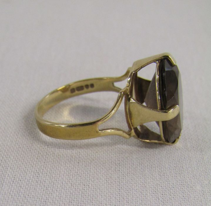 9ct gold smokey quartz ring size o/p total weight 3.6g 11mm x 15mm - Image 4 of 6