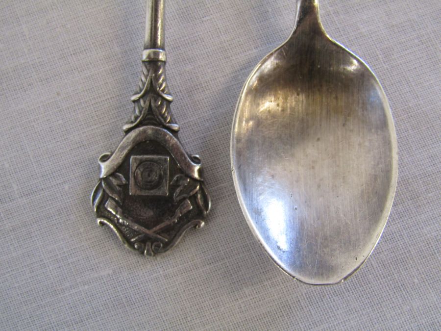 2 silver teaspoons - Robert Pringle 1947 with a rifle and target design - total weight 0.95ozt - Image 2 of 11