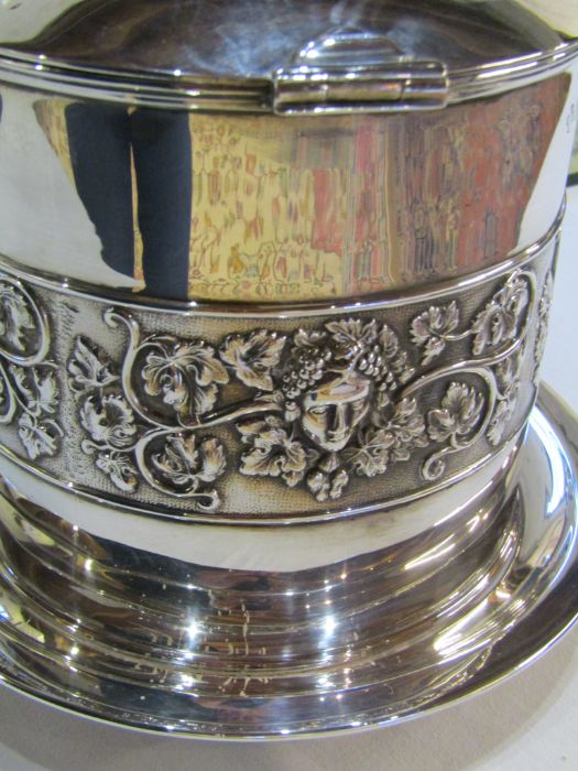 Edwardian silver biscuit barrel on bun feet with fruiting vine and classical head frieze decoration, - Image 10 of 15