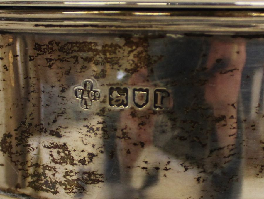 Edwardian silver biscuit barrel on bun feet with fruiting vine and classical head frieze decoration, - Image 4 of 15