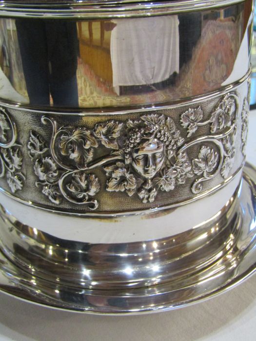 Edwardian silver biscuit barrel on bun feet with fruiting vine and classical head frieze decoration, - Image 8 of 15