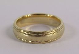 9ct gold patterned wedding band ring- Weight 4.9g - Size P