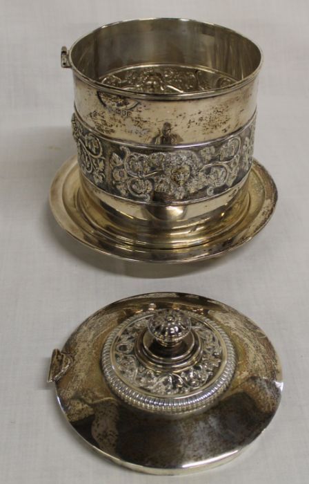 Edwardian silver biscuit barrel on bun feet with fruiting vine and classical head frieze decoration, - Image 5 of 15