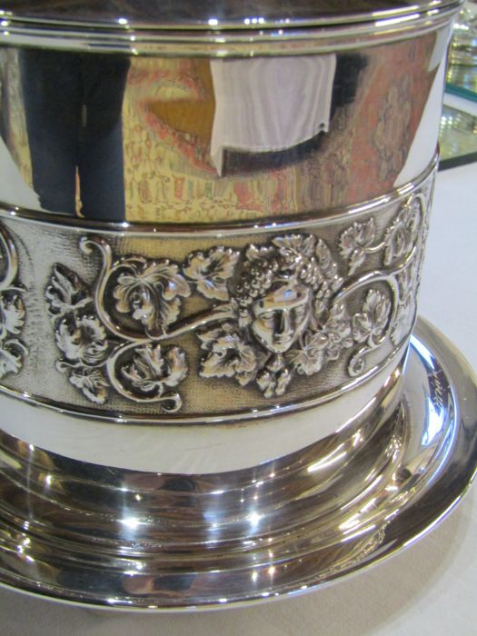 Edwardian silver biscuit barrel on bun feet with fruiting vine and classical head frieze decoration, - Image 9 of 15