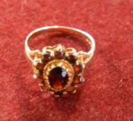 9ct gold & garnet daisy ring (central stone 7x5mm) size O 3.4g