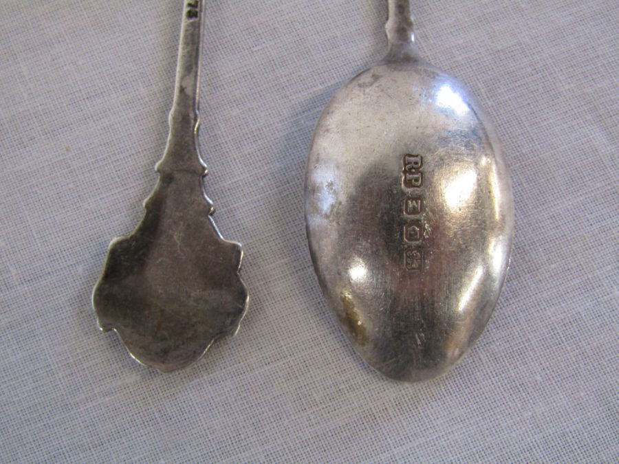 2 silver teaspoons - Robert Pringle 1947 with a rifle and target design - total weight 0.95ozt - Image 6 of 11