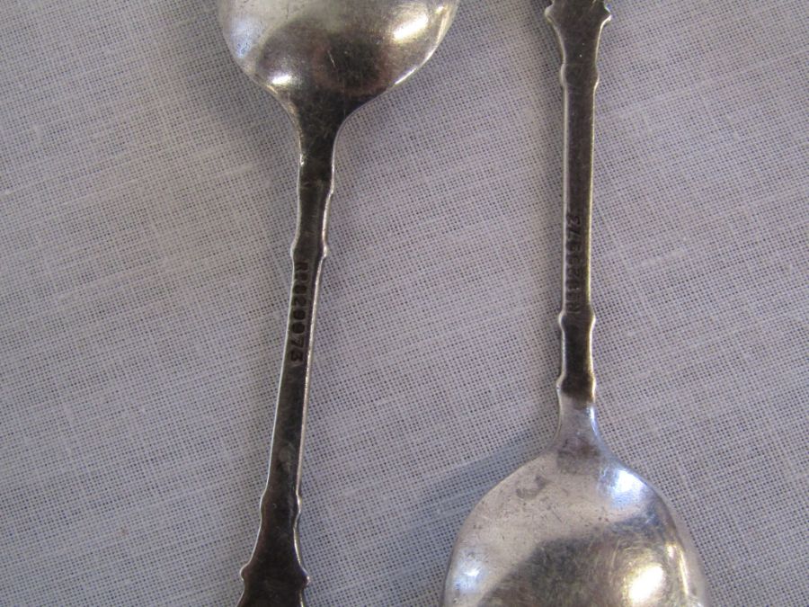 2 silver teaspoons - Robert Pringle 1947 with a rifle and target design - total weight 0.95ozt - Image 8 of 11