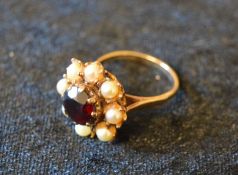 9ct gold faux garnet & seed pearl daisy ring size M 4.3g