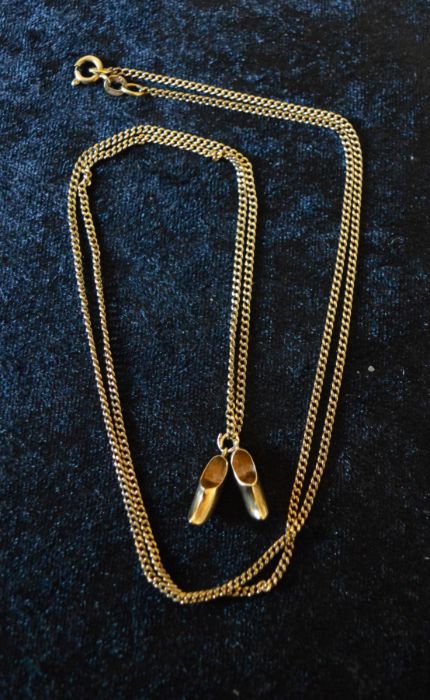 14ct gold chain with 14ct gold pair of clogs charm L67cm 6.3g