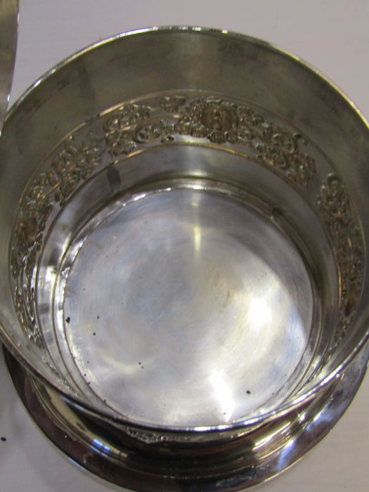 Edwardian silver biscuit barrel on bun feet with fruiting vine and classical head frieze decoration, - Image 6 of 15