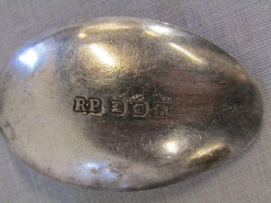 2 silver teaspoons - Robert Pringle 1947 with a rifle and target design - total weight 0.95ozt - Image 9 of 11