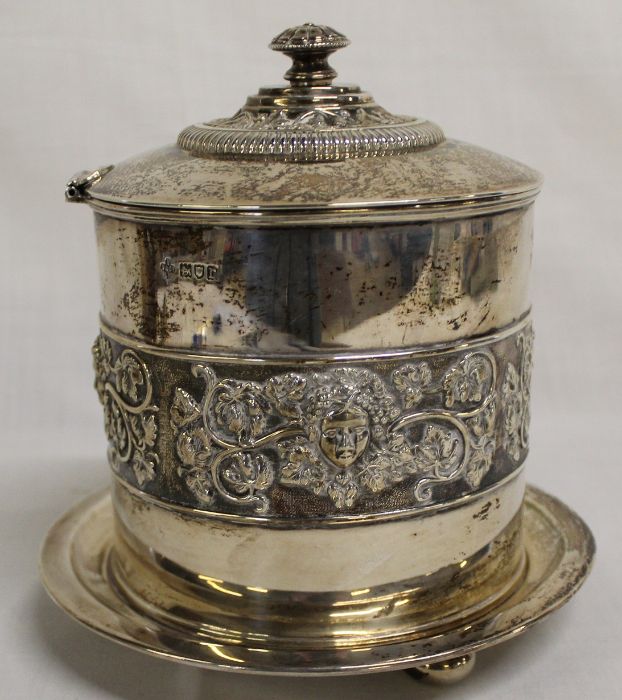 Edwardian silver biscuit barrel on bun feet with fruiting vine and classical head frieze decoration, - Image 3 of 15