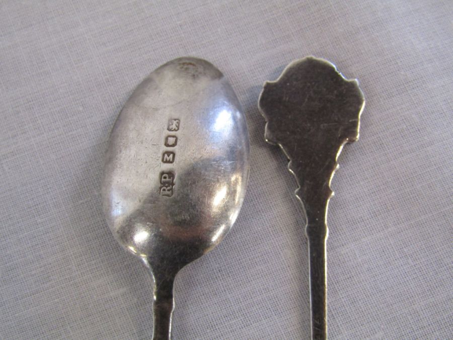 2 silver teaspoons - Robert Pringle 1947 with a rifle and target design - total weight 0.95ozt - Image 7 of 11