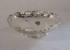 Ornate silver footed bowl Sheffield 1971 D 16.5 cm H 5 cm weight 7.72 ozt