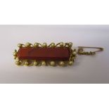 15 ct gold agate and seed pearl brooch with safety chain L 4 cm, total weight 6.2 g