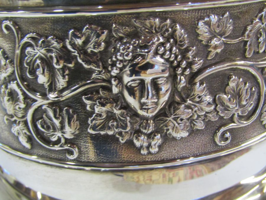 Edwardian silver biscuit barrel on bun feet with fruiting vine and classical head frieze decoration, - Image 13 of 15