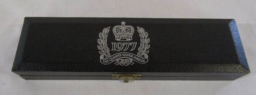 Boxed silver letter opener commemorating the Queen's silver jubilee, weight 1.22 ozt - Image 2 of 2