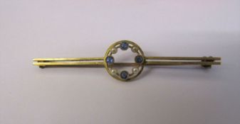 15ct gold sapphire and seed pearl bar brooch, L 5.5 cm, weight 2.8 g