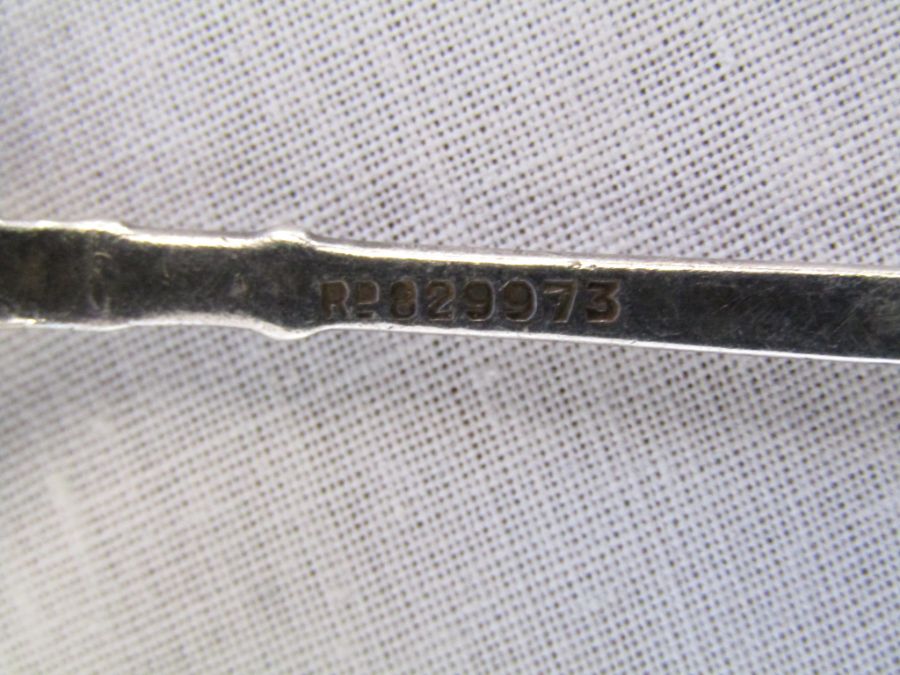 2 silver teaspoons - Robert Pringle 1947 with a rifle and target design - total weight 0.95ozt - Image 11 of 11