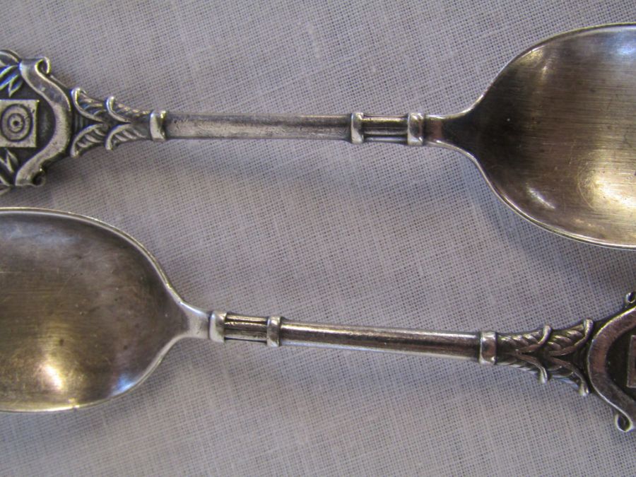 2 silver teaspoons - Robert Pringle 1947 with a rifle and target design - total weight 0.95ozt - Image 4 of 11