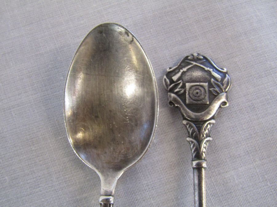 2 silver teaspoons - Robert Pringle 1947 with a rifle and target design - total weight 0.95ozt - Image 3 of 11