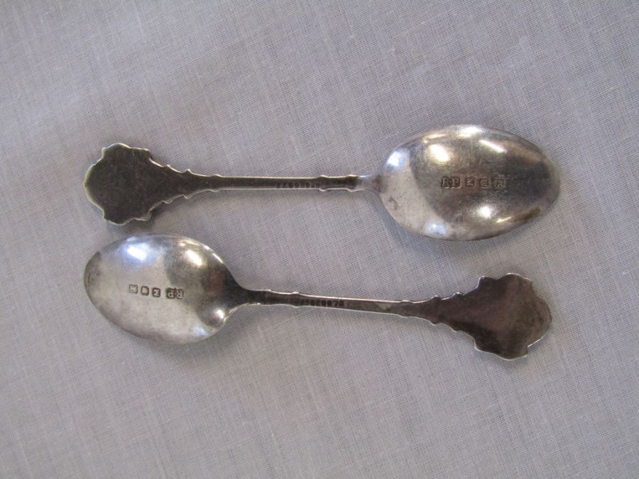 2 silver teaspoons - Robert Pringle 1947 with a rifle and target design - total weight 0.95ozt - Image 5 of 11