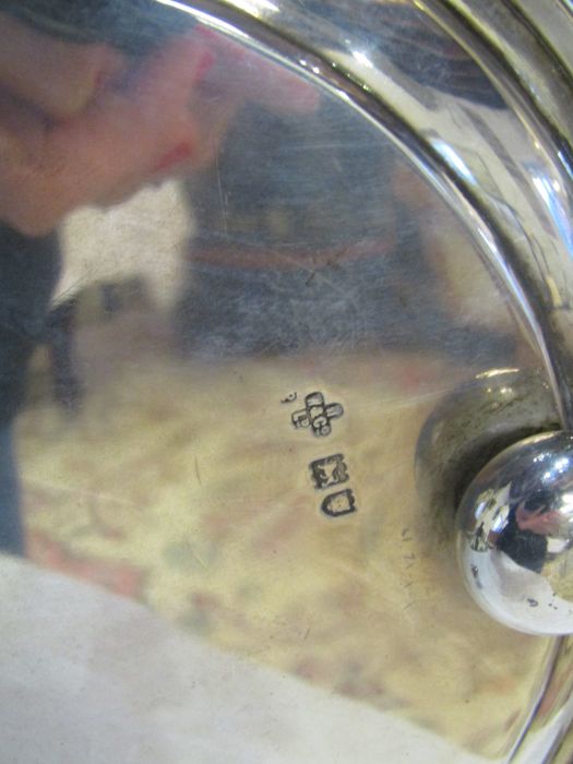 Edwardian silver biscuit barrel on bun feet with fruiting vine and classical head frieze decoration, - Image 15 of 15