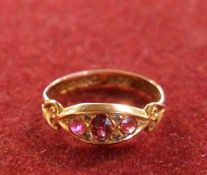 18ct gold 3 stone ring with central garnet size N 1.7g