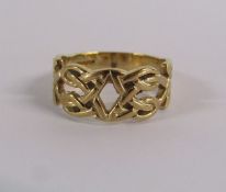 9ct gold celtic pattern ring - Weight 3.5g - Size N