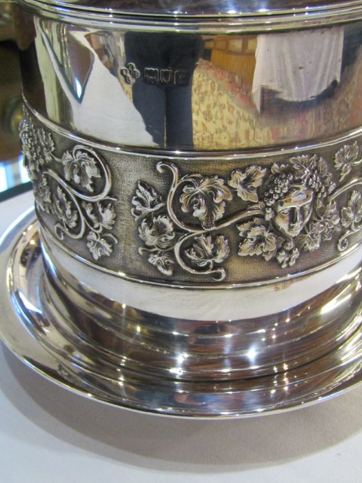 Edwardian silver biscuit barrel on bun feet with fruiting vine and classical head frieze decoration, - Image 11 of 15