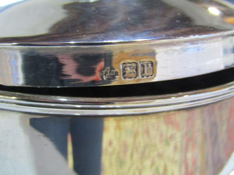 Edwardian silver biscuit barrel on bun feet with fruiting vine and classical head frieze decoration, - Image 7 of 15