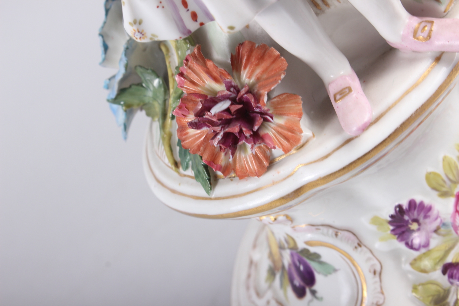 A Continental porcelain table centre, the stem decorated with two figures and floral decoration to - Image 7 of 15