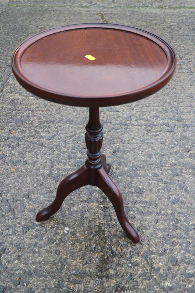 A mahogany and banded oval tray top wine table, 19" wide x 16" deep x 21" high, a mahogany shape top - Image 3 of 6