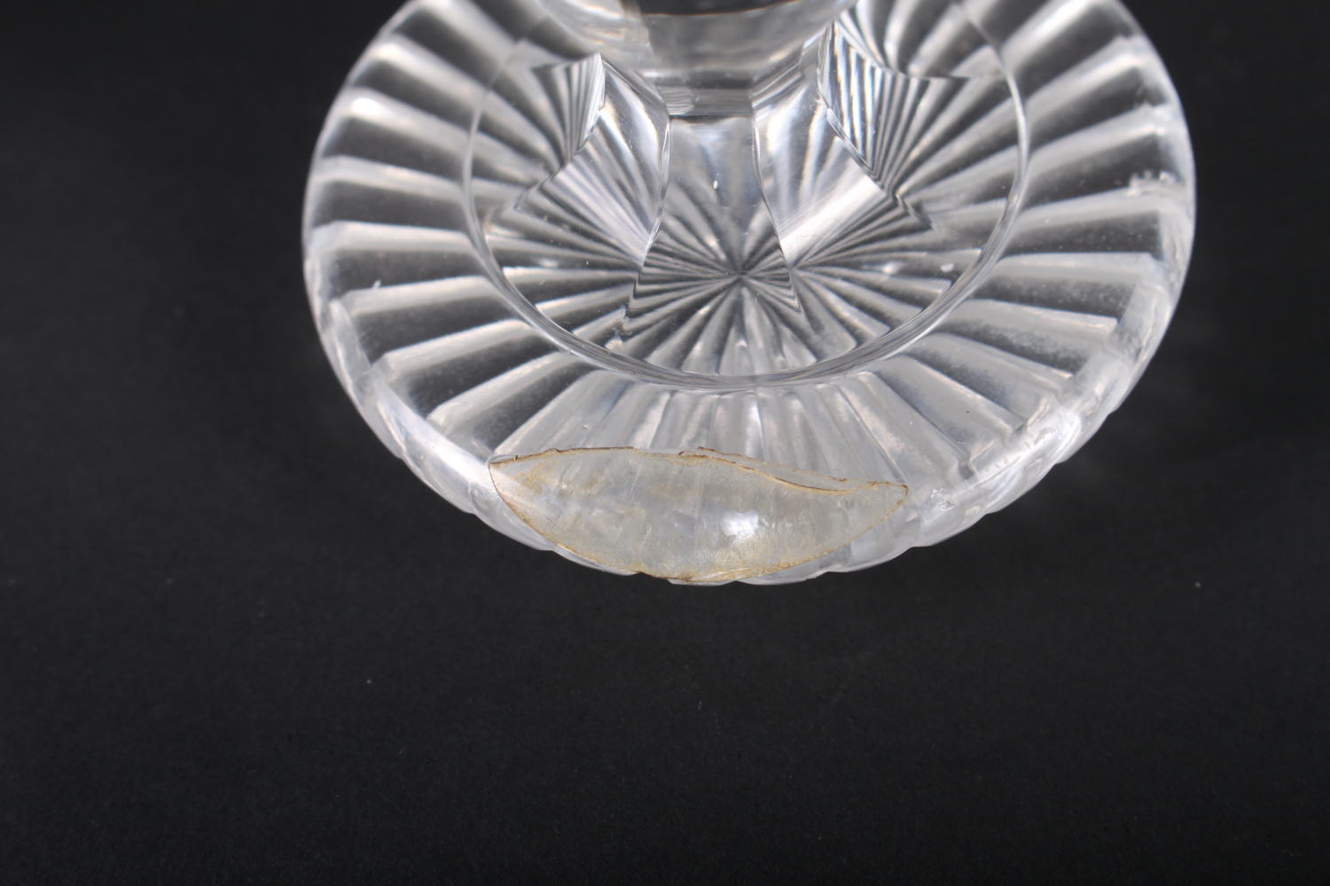 A pair of Georgian cut glass decanters with ribbed necks, 10 1/4" high (chips to stoppers and necks) - Image 3 of 4