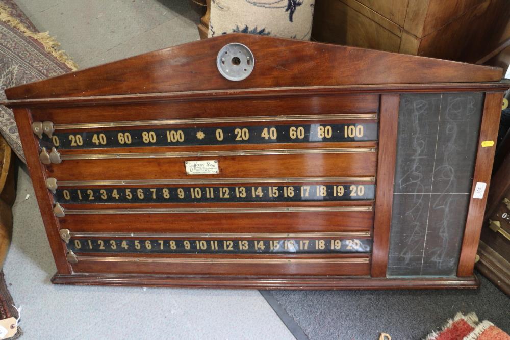 Two wooden snooker scoreboards, a selection of cue rests and other snooker accessories - Bild 2 aus 4