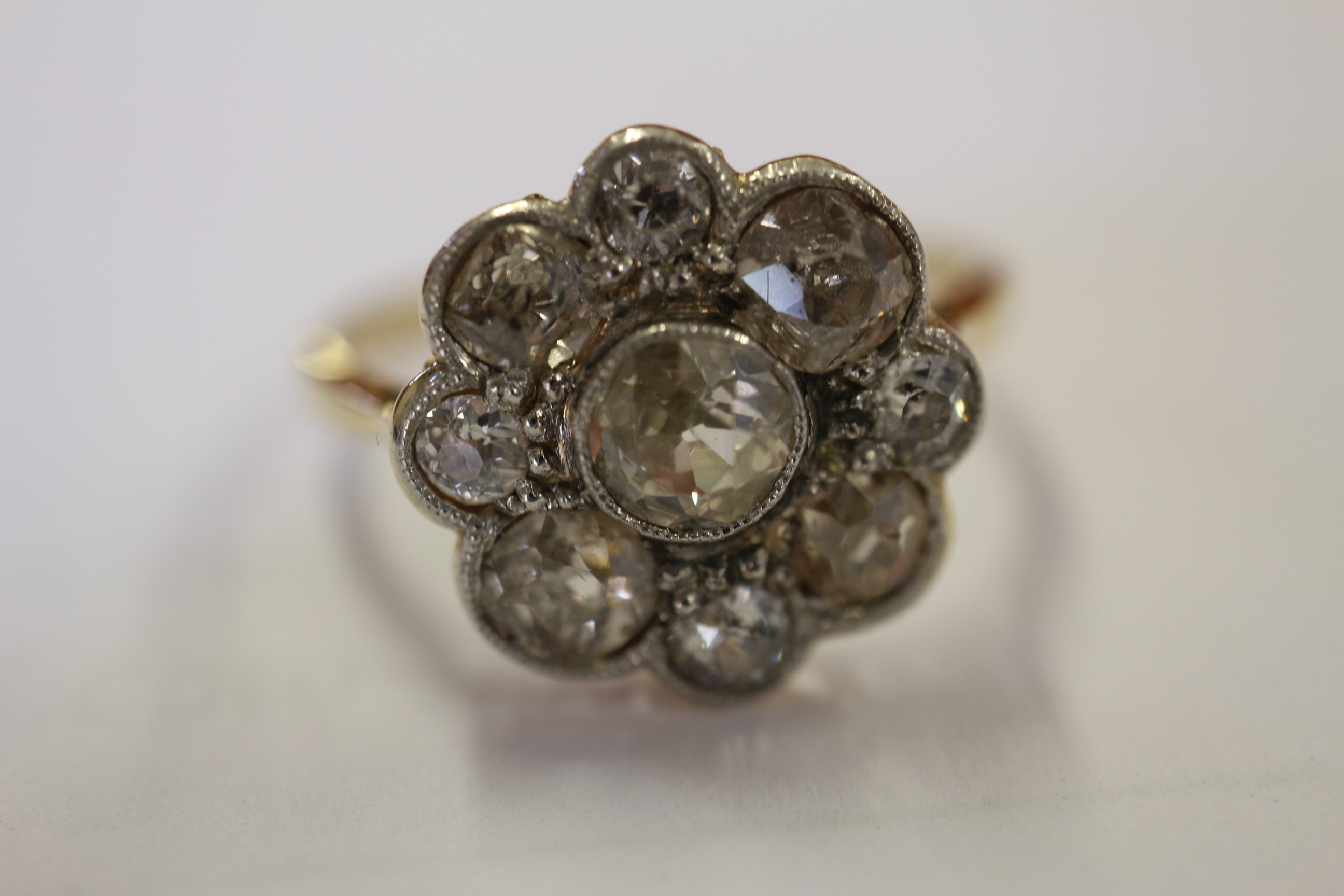 A yellow metal and diamond "daisy" ring - Bild 5 aus 7