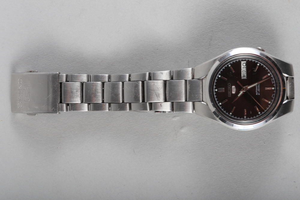 A Seiko 5 Automatic twenty-one jewels gentleman's wristwatch with black carbon fibre effect dial,