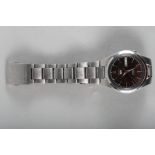 A Seiko 5 Automatic twenty-one jewels gentleman's wristwatch with black carbon fibre effect dial,