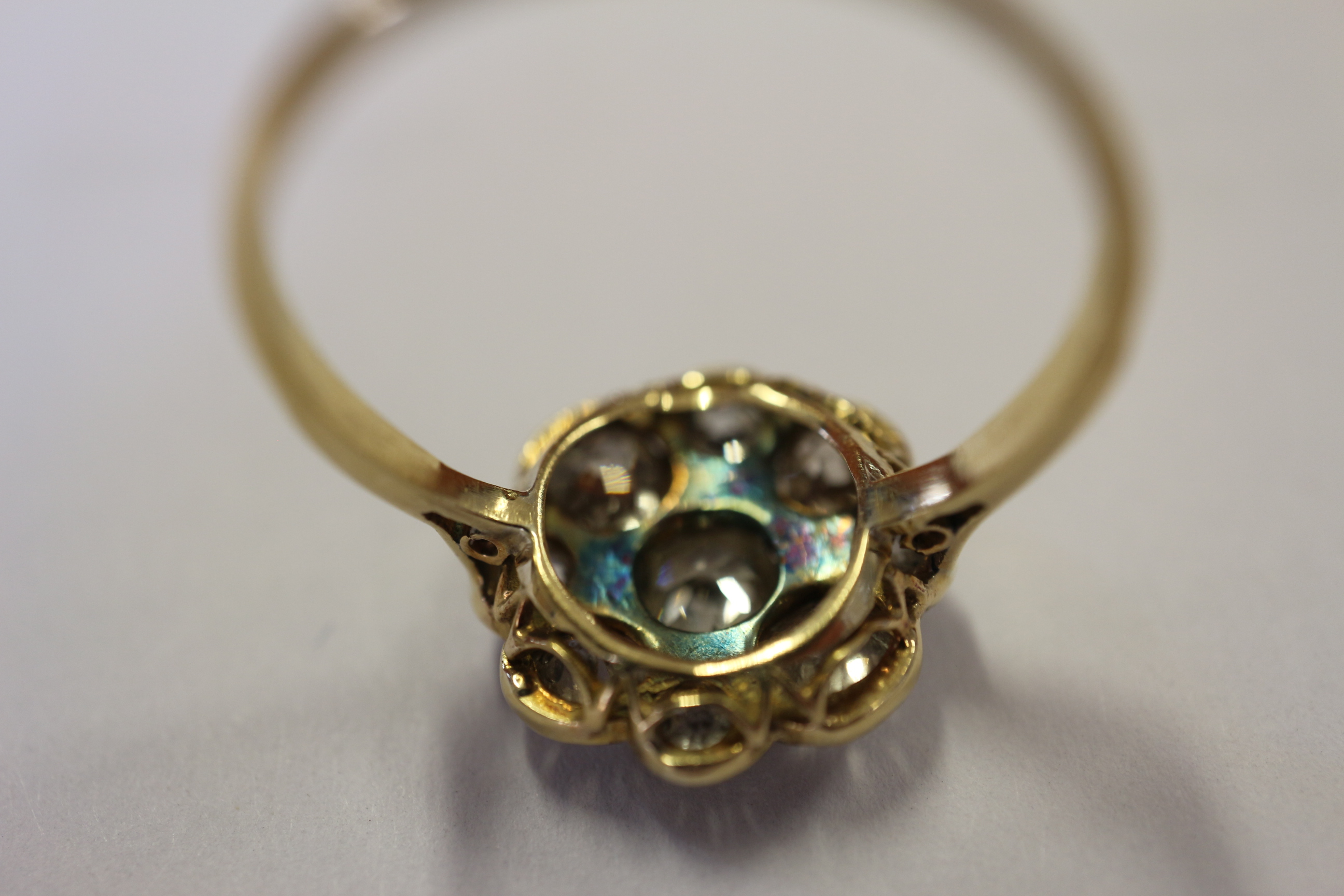 A yellow metal and diamond "daisy" ring - Bild 3 aus 7