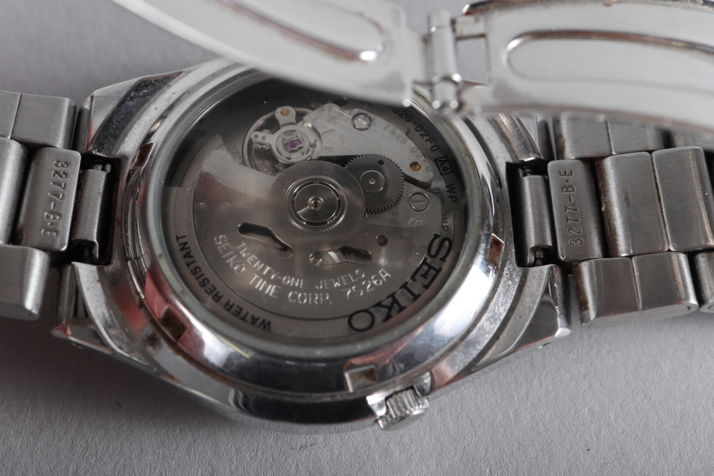 A Seiko 5 Automatic twenty-one jewels gentleman's wristwatch with black carbon fibre effect dial, - Bild 3 aus 3