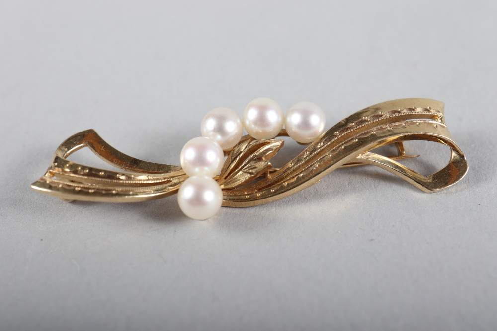 A Mikimoto Tokyo 14ct brooch set pearls